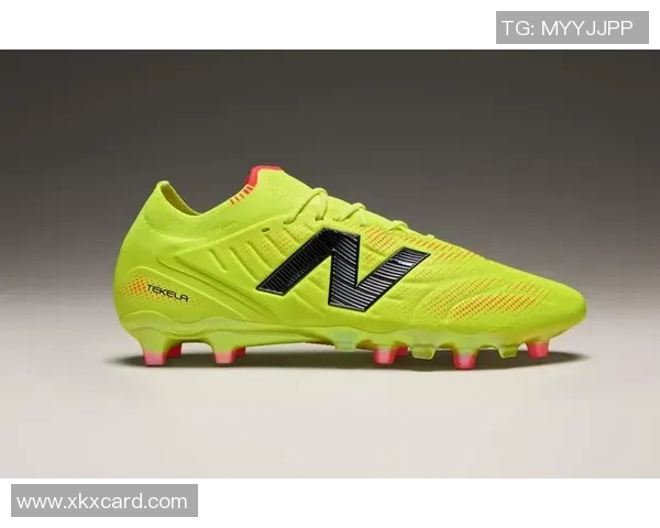 探索足球鞋的独特特征与性能提升对球员表现的影响分析